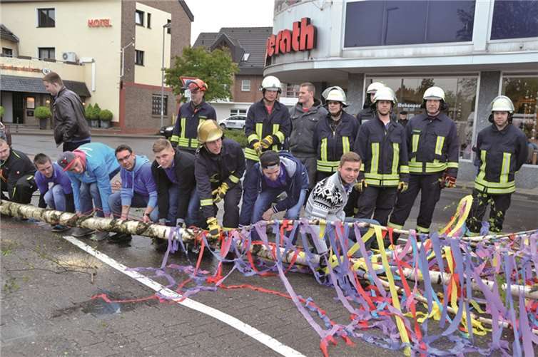 Vereint geht es mit Muskelkraft: Männer des Löschzuges und des Junggesellenvereins packen gemeinsam an. RFW