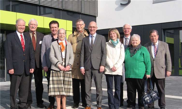 Vereint im sozialen Engagement: Überreichung der Spenden durch den Lions Club (LC) Bonn-Rhenobacum. V. li. n. re.: Dr. Wolfram Eckstein (LC), Ludwig Mickisch (Tafel), Michael Schneider (Präsident LC), Erika Meyer zu Drewer (Warme Mahlzeiten), Manfred Weizbauer (LC), Bürgermeister Bert Spilles, Nicole Diefenthal (Hephata), Joachim Krüger (LC), Karin Woyke (Tafel), Erhard Knauer (LC). privat
