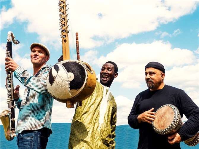 Vereint virtuose Musiker mit Musikern aus dem Senegal, Israel und der Schweiz: das Trio JMO ist am 24. Juli in Höhr-Grenzhausen zu erleben.