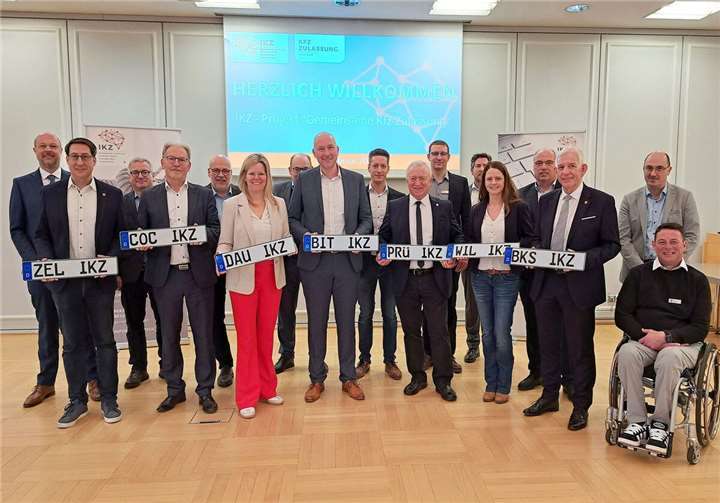 Vereinter Start für das erweiterte Projekt „Gemeinsame Zulassungsstelle“ mit Landrat Kruppert, Vertretern der Landkreise Bernkastel-Wittlich, Cochem-Zell und Vulkaneifel, des Landkreistags RLP und des Innenministeriums RLP.  Foto: Kreisverwaltung Bitburg-Prüm.