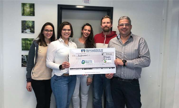 Verena Hoffmann (Zweite von links) und ihr Mann Frank Hoffmann (rechts) unterstützten bereits zum wiederholten Mal den Neuwieder Hospizverein mit einer Spende.privat