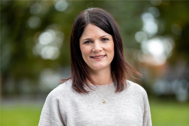 Verena Jakobs von Caritas – DER Pflegedienst – Osteifel freut sich darauf, Ratsuchende individuell zu unterstützen und zu beraten.
