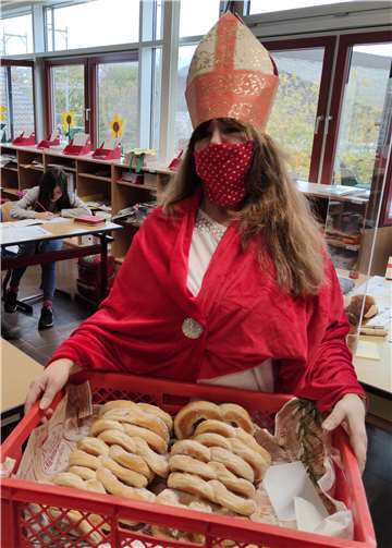 Verena Kesselheim als Heiliger St. Martin bei der Ausgabe der Martinsbrezeln. Foto: privat