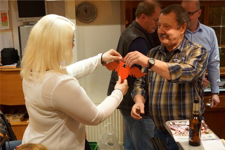 Verena Kremer erhält aus den Händen von Brudermeister Uwe Prassel den begehrten Holzvogel.privat