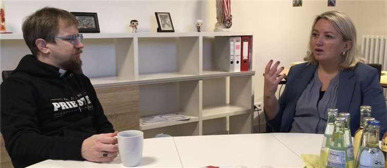 Verena Örenbas, Bundestagskandidatin Bündnis 90/Die Grünen aus dem Kreis Ahrweiler im Gespräch mit Pfarrer Hieko Marquardsen in Remagen.  Foto: Claudia Schmitz