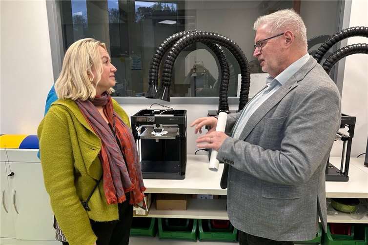 Verena Örenbas und Prof. Willems vor den 3-D-Druckern.  Foto: Claudia Schmitz