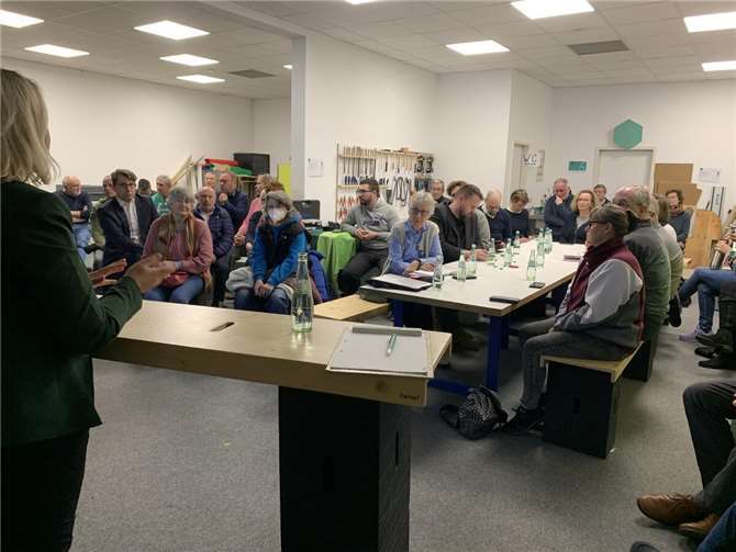 Verena Örenbas vor dem zahlreichen Publikum im Makerspace.