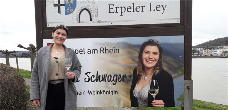 Mittelrhein-Weinkönigin Verena Schwager eröffnet neues Ortschild in Erpel Verena Schwager neben dem neuen Ortsschild,