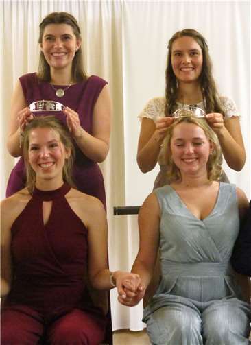 Verena Schwager und Kira Michels krönten ihre Nachfolgerinnen,