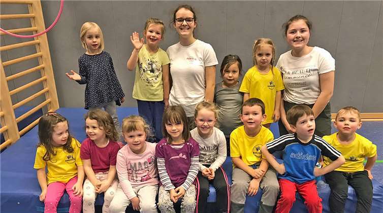 Verena Stüber, die Enkelin von Marita Babenhauserheide, leitet zur gleichen Zeit in einem anderen Teil der Halle das Kinderturnen beim VfL. Foto: privat