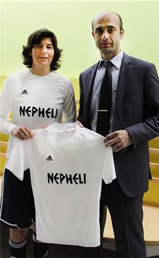 Verena Willinek bei der Trikotübergabe für ihr Team mit Geschäftsführer Mehmet Celec des Restaurant Nepheli aus Rheinbach.privat