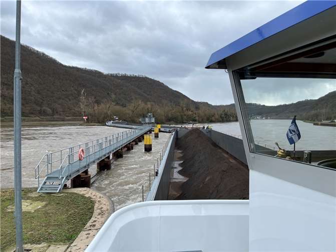 Verfallener Güterschubleichter. Foto: Polizeipräsidium Einsatz, Logistik und Technik, Wasserschutzpolizei-Station Koblenz