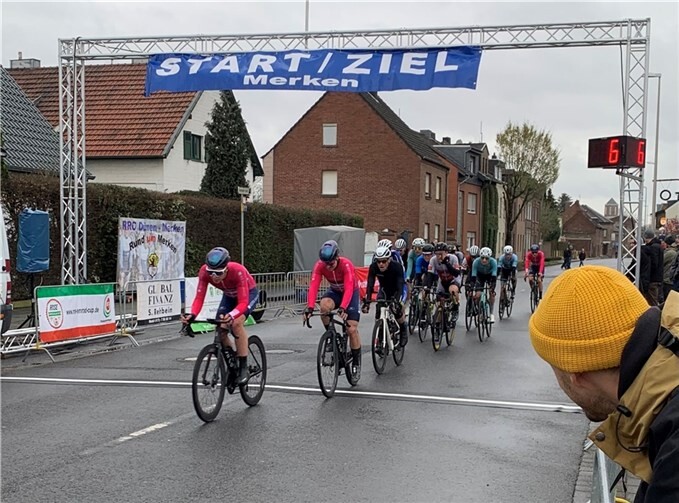 Verfolgergruppe im Elite-Amateurrennen bei Rund um Merken. Quelle: RSV Sturmvogel
