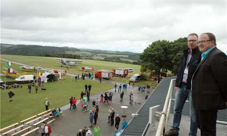 Verfolgten vom Tower aus die faszinierenden Fugvorführungen: Bürgermeister Guido Nisius und der Vorsitzende der Segelfluggruppe Wershofen, Christian Grau. UM