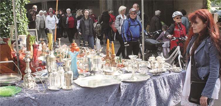 Verführerisch glitzerten Silber und geschliffenes Bleikristall in der Maisonne. DL