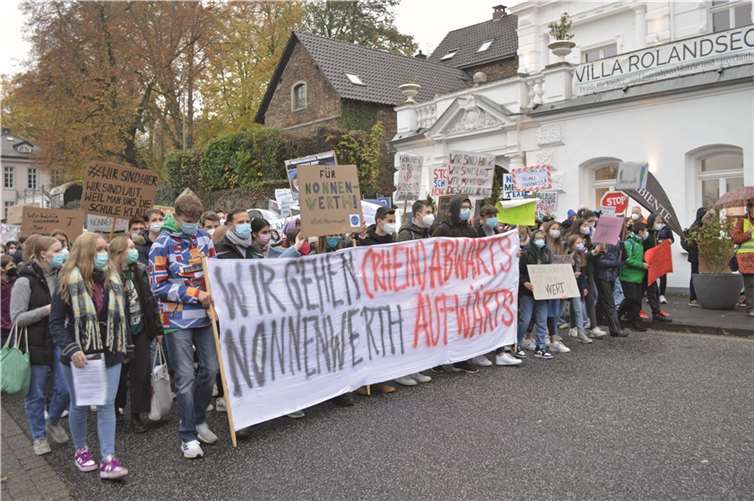 Vergangene Woche gingen Schüler, Eltern und Lehrer auf die Straße um für den Erhalt des Gymnasiums zu demonstrieren.Foto: AB