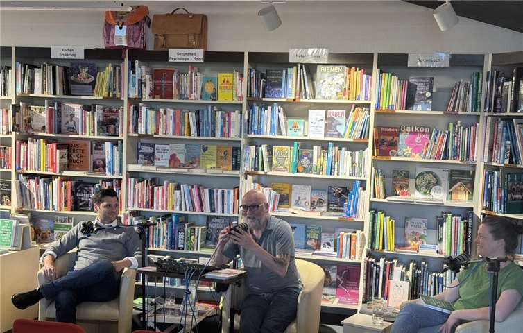 Vergangene Woche waren der Autor Daniel Robbel und seine Fotografen und Co-Autoren Matz Kastning und Steffie Knebel zu Gast in der Buchhandlung Schlösser in Windeck-Rosbach. Foto: privat
