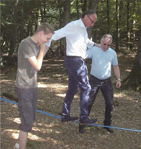 Vergangenes Jahr überraschte der Oberbürgermeister die Kinder mit einer Slackline, die regen Gebrauch findet. Nun wollte er seine akrobatischen Künste unter Beweis stellen.