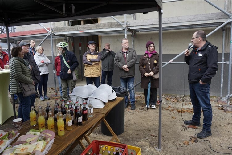 Vergangenes Wochenende informierten sich rund 40 Interessierte zu den Baufortschritten der Kita St. Pius direkt vor Ort. Foto: AMG / Christin Pawlik