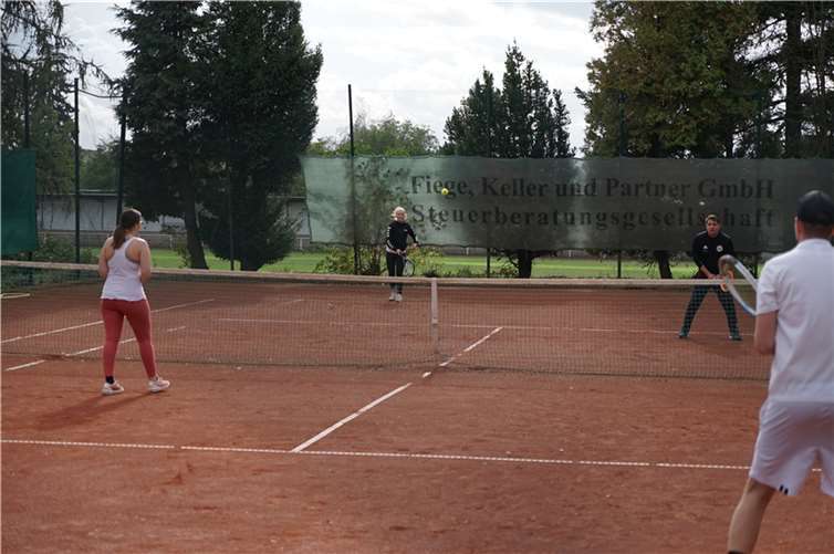 Vergangenes Wochenende luden die Verantwortlichen der Tennisabteilung der DJK Kruft/Kretz zum Jux-Mixed-Turnier zum Abschluss der Freiluftsaison. Foto: privat