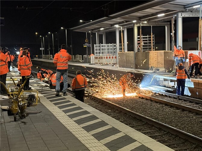 Vergangenes Wochenende wurde am Bahnhof Sinzig in einer nächtlichen Aktion die für die Erneuerung der Personenunterführung errichteten Hilfsbrücken zurückgebaut.  Foto: Reiner Friedsam