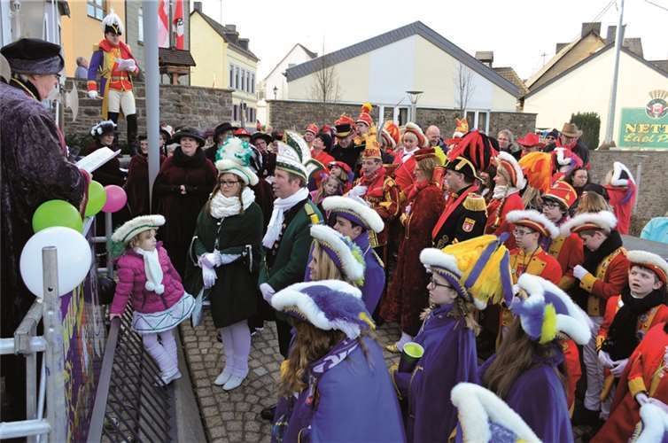 Vergebens versuchte Stadtbürgermeister Gerd Heim (l.) den Eulenturm zu verteidigen, die närrischen Kräfte waren einfach in der Überzahl. HEP