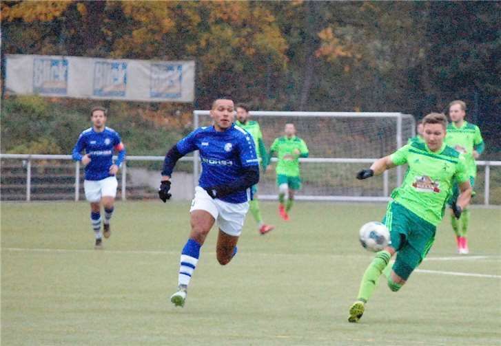 Vergebliche Liebesmüh: Der Schiedsrichter-Assistent hatte Marcel Berg (rechts) im Laufduell mit Anthony Delgado Bailon im Abseits gesehen.