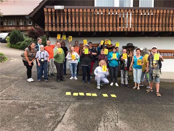 „Vergesst uns nicht“: Der „Treff 81“ vor dem Hengsthof in Oberkirch im Schwarzwald. Fotos: privat