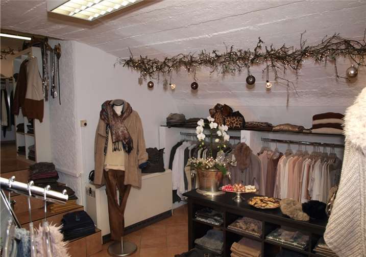 Vergnügliches “Sternenshopping” bei Helene Rauen und viele Stammkunden machten hier wieder ihr jährliches „Schnäppchen“Udo Stanzlawski