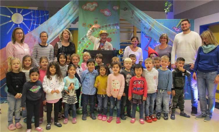 Vergnügt mit den Kita-Kindern, von links: Stefanie Malinka-Novitas, Adelheid Pape-Brühl, Luise Engelhardt, Udo Grunwald, Margit Bierbrauer, Alexandra Dietz, Angelo Stigliano und Ines Pfennings.Foto: Stadt Meckenheim
