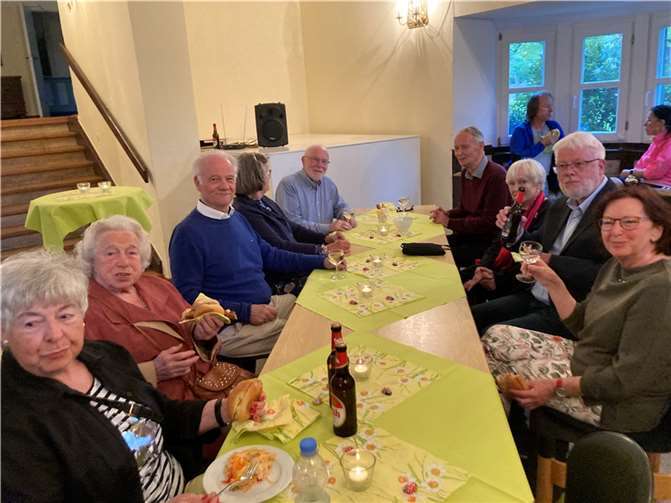 Vergnügte Gäste beim Maifest der CDU Rheinbreitbach.  Foto: Heinz Schmitz