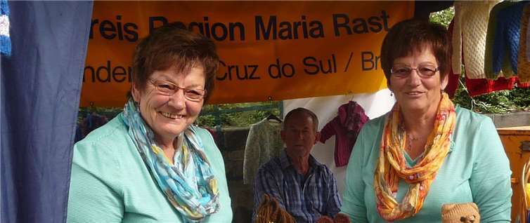 Verkaufen Wollsachen für Schulprojekt in Uganda: Zwillingsschwestern Brigitte Wilms und Renate Ruffieux.Foto: privat