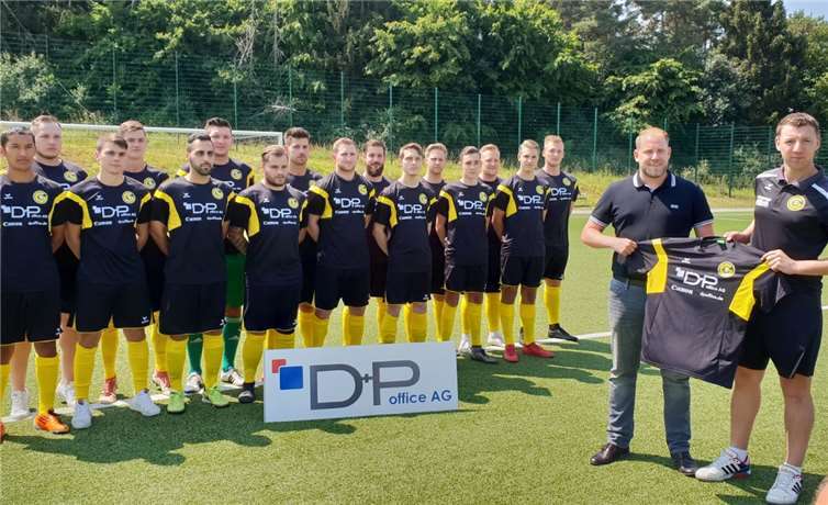 Verkaufsleiter Denis Schäfer übergibt Martin Thelen die neuen Aufwärmshirts.Thun