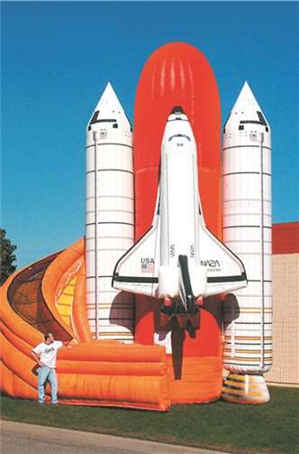 Verkaufsleiter Rudi Giering (l.) und Alexander Heppe, Nutzfahrzeug-Verkaufsberater, die gemeinsam die Idee zum ersten „Tag der alternativen Mobilität“ in Mayen entwickelt haben, zeigen anhand eines modernen und behindertengerechten Fahrzeuges, dass es nahezu jede körperliche Einschränkung die passende Fahrzeuglösung gibt. U. Weiner