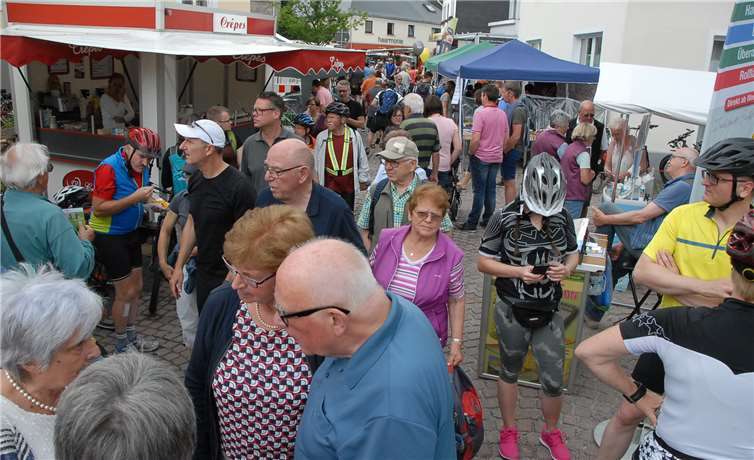 Verkaufsoffener Sonntag und ein großer Trödelmarkt in der Saynstraße: In Selters war den ganzen Tag lang viel los.