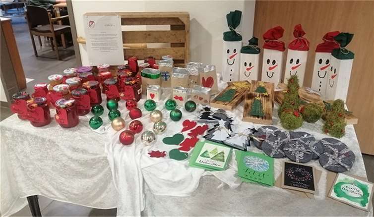 Verkaufsstand der Jugendtanzgruppe im Seniorenheim in Obermendig.