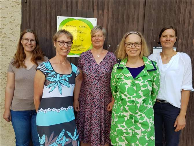 Verkaufsteam des Streuobstwiesenvereins vor dem Niederbachemer Saftlager (von links): Sabine Hübner, Birte Kümpel, Marianne Loseries, Juliane Wächter, Jana Hoymann. Foto: Streuobstwiesenverein Wachtberg