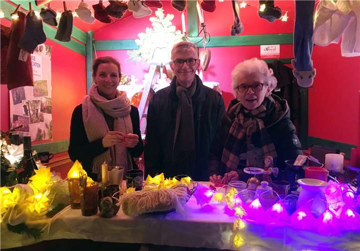 Verkauften auf dem Adventsmarkt zugunsten der AWO Kinderferienfreizeit: Theresa Ueberbach (l.) und Ilse-Marie Schäfer (r.) mit Reiner Friedsam. Foto: privat