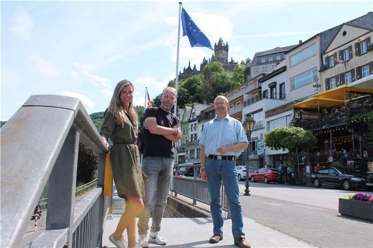 Verkehrsamtsleiter Harald Bacher empfing und informierte den Redakteur Jan Fokke sowie die Fotografin Dieteke Oosterhof während ihrer Presse -und Bloggerreise in Cochem. Foto: Tourist-Information Ferienland Cochem