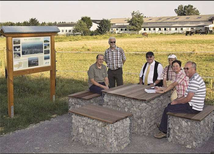 Verkehrsamtsleiter Martin Tillmann (3. v. l.) und Agnes Menacher vom Ortsausschuss (2. v. r.) freuen sich mit den Helfern über die gelungene neue Rast. privat