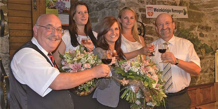 Verkehrsamtsleiter Martin Tillmann (l.) und Bürgermeister Herbert Georgi (r.) stellten die neue Remagener Weinkönigin und ihre Prinzessinnen vor. AB