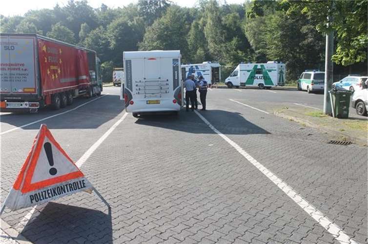 Verkehrskontrolle des Fernreiseverkehrs bei der Tank- und Rastanlage Heiligenroth. Fotos: Verkehrsdirektion Koblenz