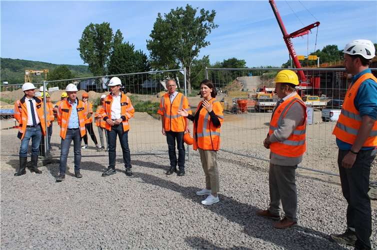 Verkehrsministerin Daniela Schmitt (Dritte von links) überzeugte sich in Sinzig über den Fortschritt des Neubaus der B9-Ahrbrücke.  Foto: DU