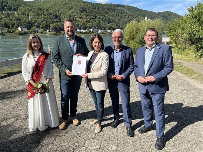 Verkehrsministerin Daniela Schmitt überreicht Oberbürgermeister Lennart Siefert den Förderbescheid zum Ausbau des Rad- und Gehwegs entlang des Rheins in Lahnstein.  Fotos: Mira Bind / Stadtverwaltung Lahnstein