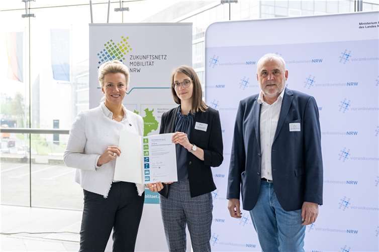 Verkehrsministerin des Landes Nordrhein-Westfalen, Ina Brandes über-reicht Nicole-Karolina Rokicki ihre Urkunde.  Quelle: VM NRW / M. Hermenau