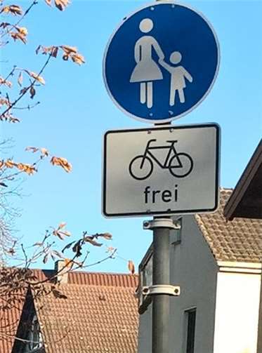 Verkehrsschild Nr. 239 mit Zusatz.