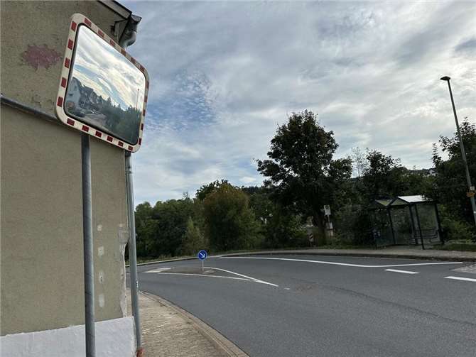 Verkehrsspiegel an der Einmündung Brohltalstraße/Hauptstraße: Könnte ein beheizter Spiegel bei Vereisung helfen?  Foto: ROB