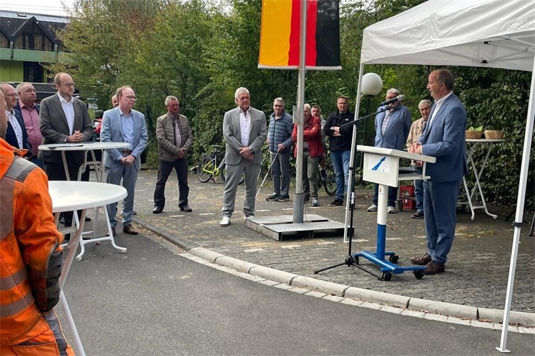 Verkehrsstaatsekretär Markus Wolf zeigte in seiner Rede die Ziele der Landesregierung im Straßenbau auf und bedankte sich bei allen Beteiligten die zum Gelingen des Straßenneubaus in Roßbach beigetragen hätten.