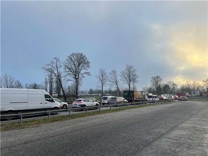 Verkehrsteilnehmer, die über die B9 nach Bad Breisig möchten, brauchen zur Zeit Geduld. Foto: ROB