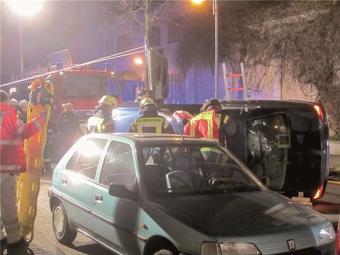 Verkehrsunfall in der von-Lassaulx-Straße in Remagen: Der Fahrzeugführer musste von der Feuerwehr aus dem auf der Seite liegenden PKW befreit werden. privat